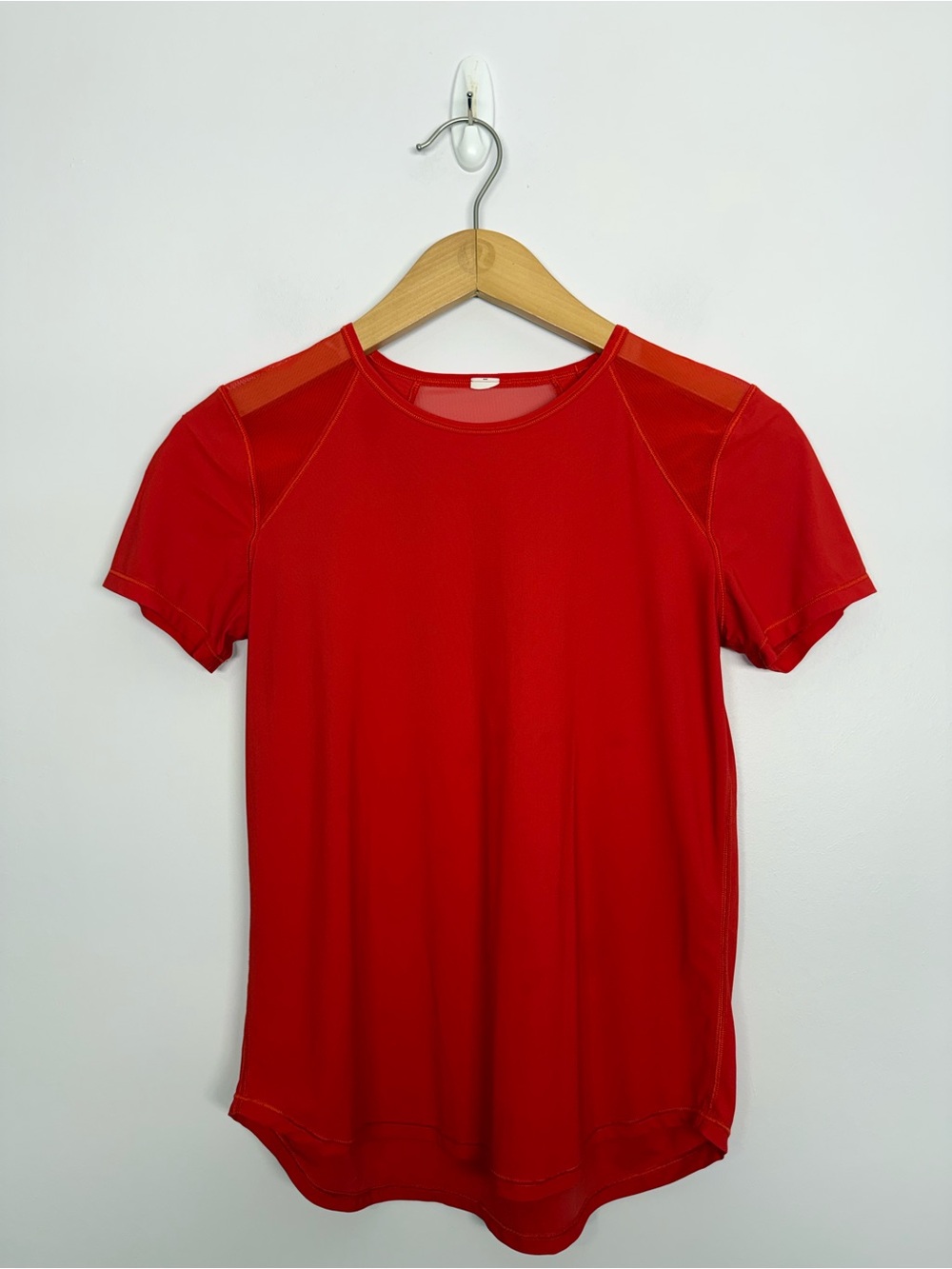 51: Lululemon Sculpt Tee Hot Heat Size 4 17.5” PTP